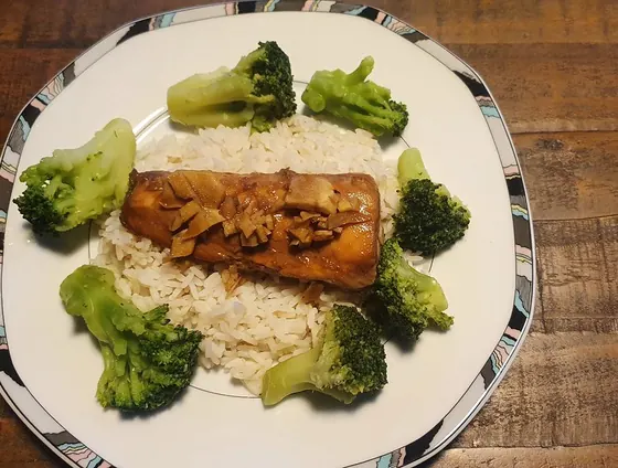 Handyfoto von Teriyaki-Lachs auf Reis mit Brokkoli
